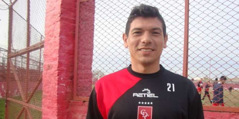 Futbolista cambia su apellido para salvar a su hija del bullying