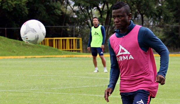 Afición de Chivas grita insultos racistas a jugador de Morelia