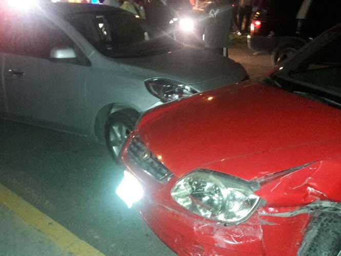 Conductor ebrio provoca daños en vehículos y viviendas en Pachuca