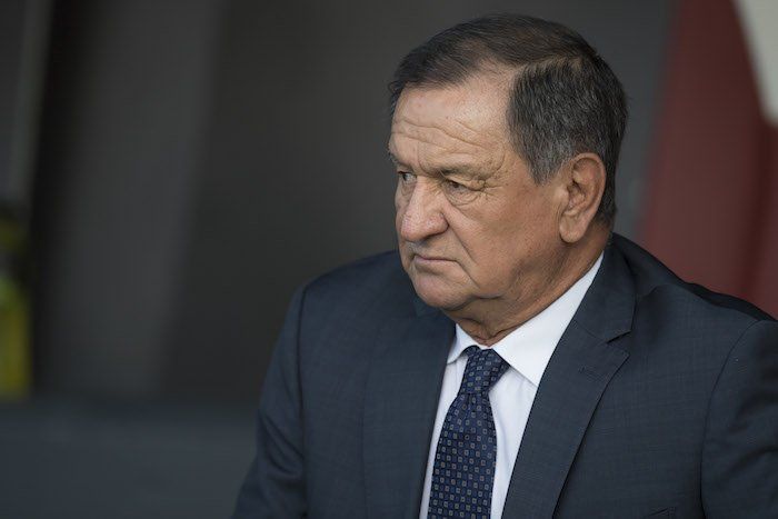 Monarcas despide a Enrique Meza