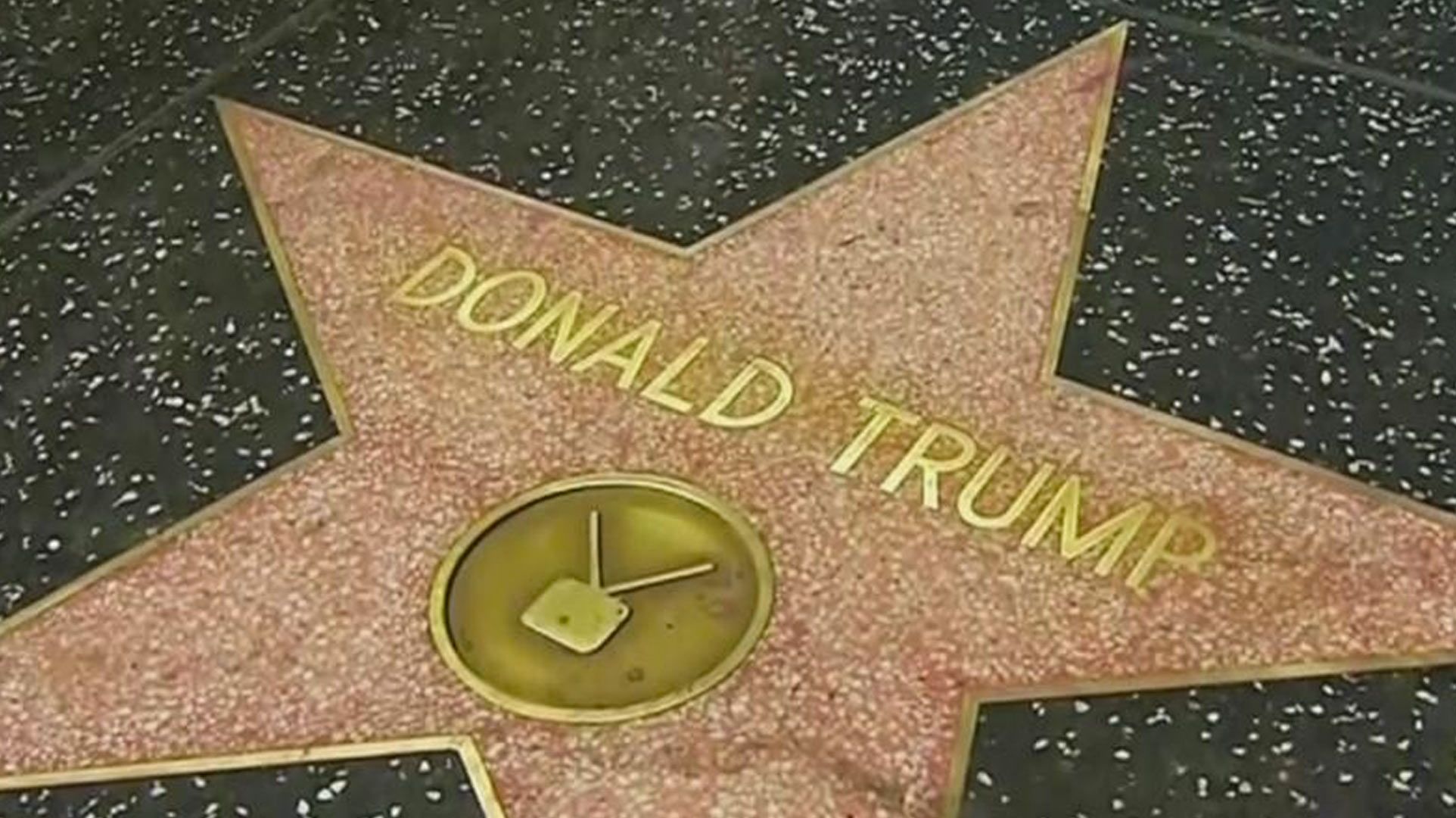 Video: destruyen estrella de Trump en Paseo de la Fama