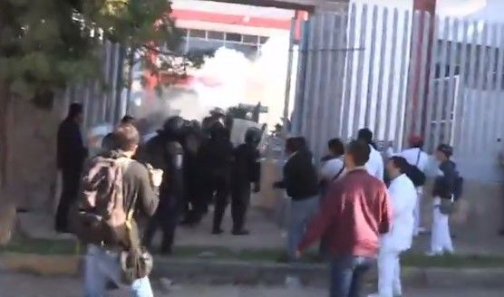 Video: estudiantes de medicina chocan contra paristas en Michoacán