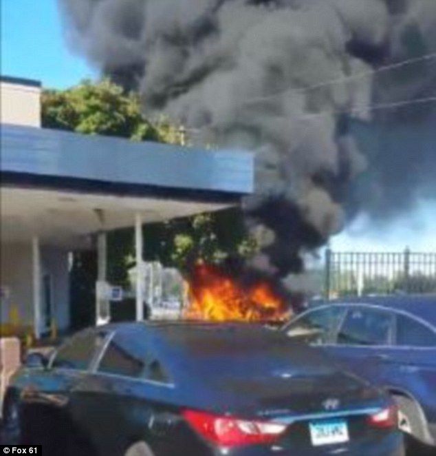 Piloto estrella intencionalmente su avión en Connecticut. Un muerto y 3 heridos - explosion-avion-connecticut