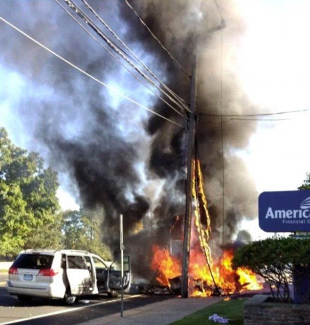 Piloto estrella intencionalmente su avión en Connecticut. Un muerto y 3 heridos - explosion-connnecticut