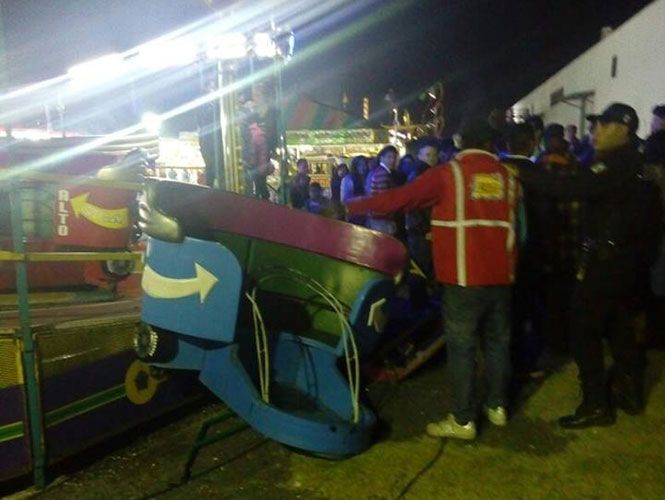 Madre e hijo salen despedidos de juego de feria en Pachuca