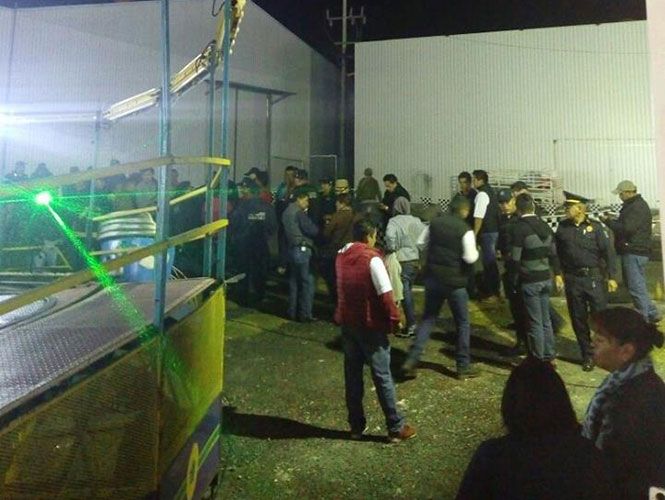 Madre e hijo salen despedidos de juego de feria en Pachuca - feria-pachuca