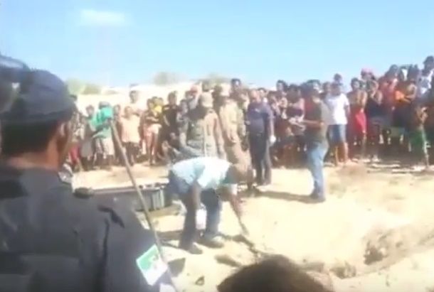 Video: forense ebrio llega por cadáver y cae encima de él Video: forense ebrio llega por cadáver y cae encima de él