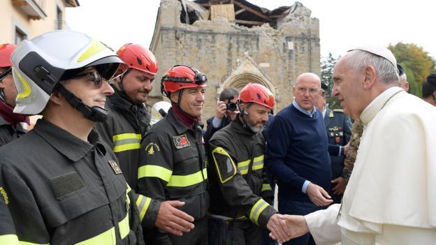 Papa Francisco visita Amatrice, la ciudad devastada por el sismo en Italia