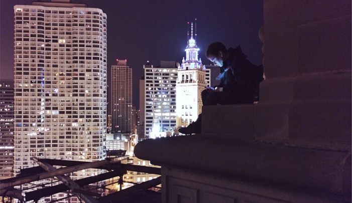 Fotógrafo muere por tratar de surfear un tren del Metro - fstoppers-tragic-death-christopher-serrano