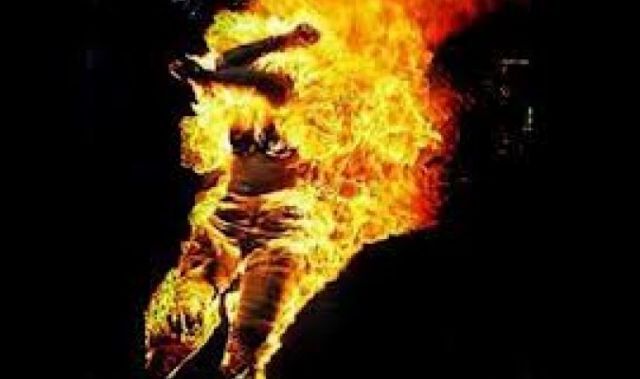 Joven se prende fuego porque no lo dejaban ver a su novia