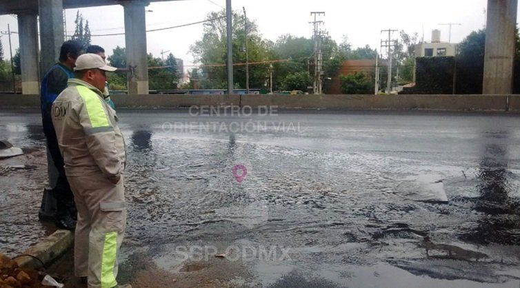 Fuga de agua en lateral del Periférico