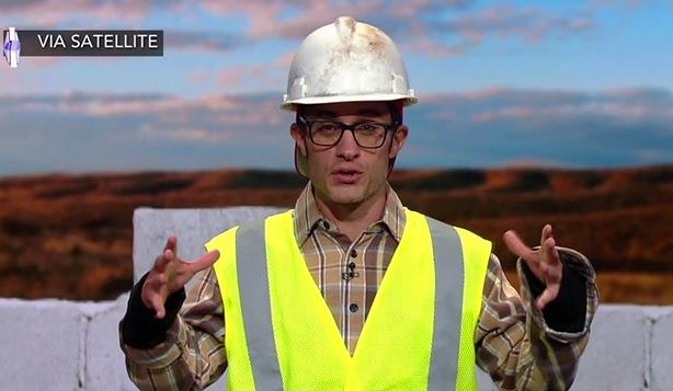 Video: Gael García se burla de Trump y su muro