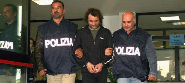 Video: encuentran a capo de la mafia italiana en escondite de su casa