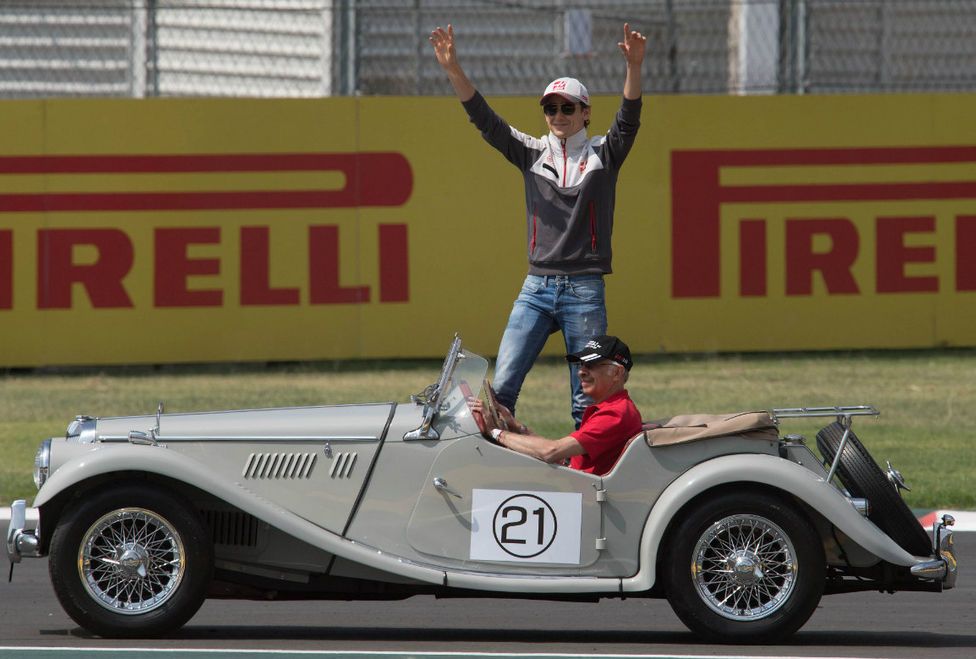 Pilotos desfilan en autos clásicos - gp-mex-2-estaban-gtz