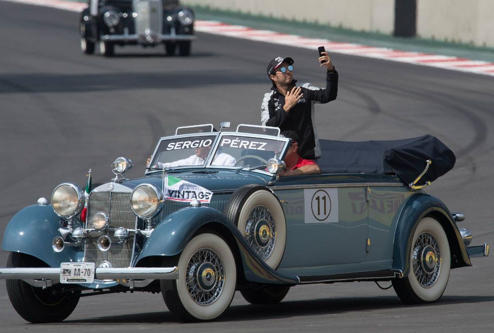 Pilotos desfilan en autos clásicos - gp-mex-2-sergio-perez