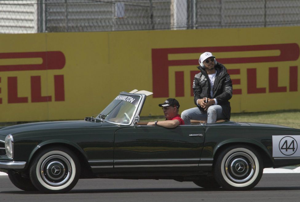 Pilotos desfilan en autos clásicos - gp-mex-5-lewis-1