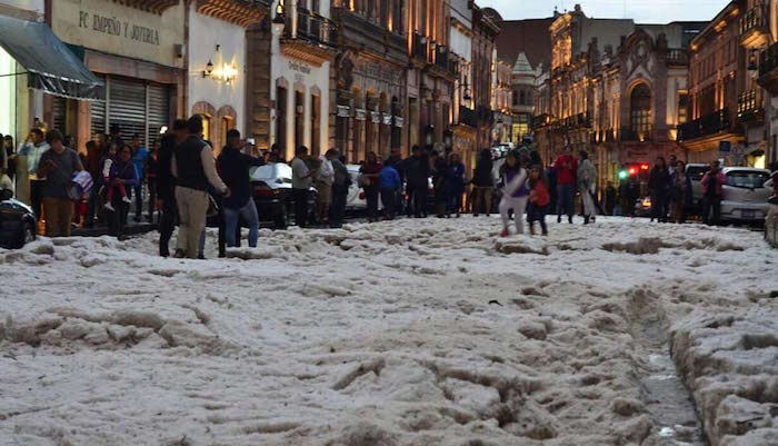 Zacatecas se cubre de blanco por fuerte granizada