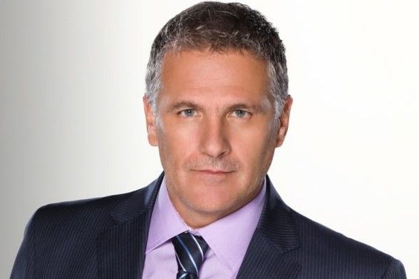 Mujer agrede a Héctor Soberón por presunta paternidad