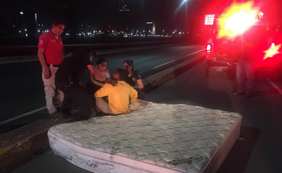 Hombre duerme en un colchón sobre la avenida Morones Prieto en Monterrey
