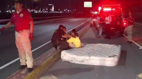 Hombre duerme en un colchón sobre la avenida Morones Prieto en Monterrey - hombre-colchon