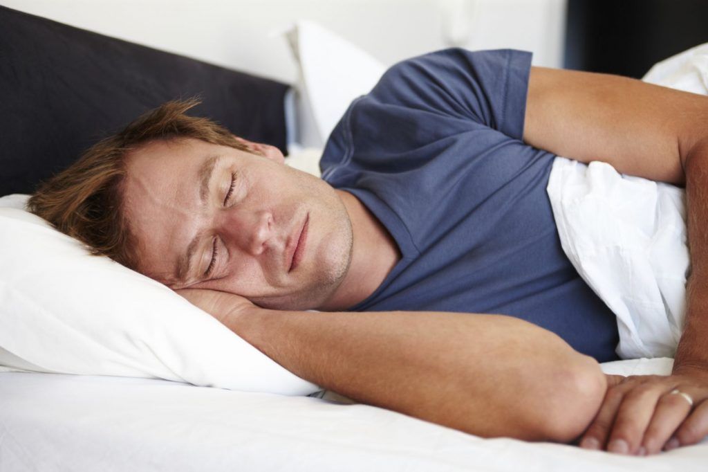 Dormir menos de cinco horas favorece padecer diabetes tipo 2 - hombre-durmiendo-1024x682