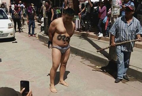 Desnudan a presunto militar y lo hacen caminar en Chiapas