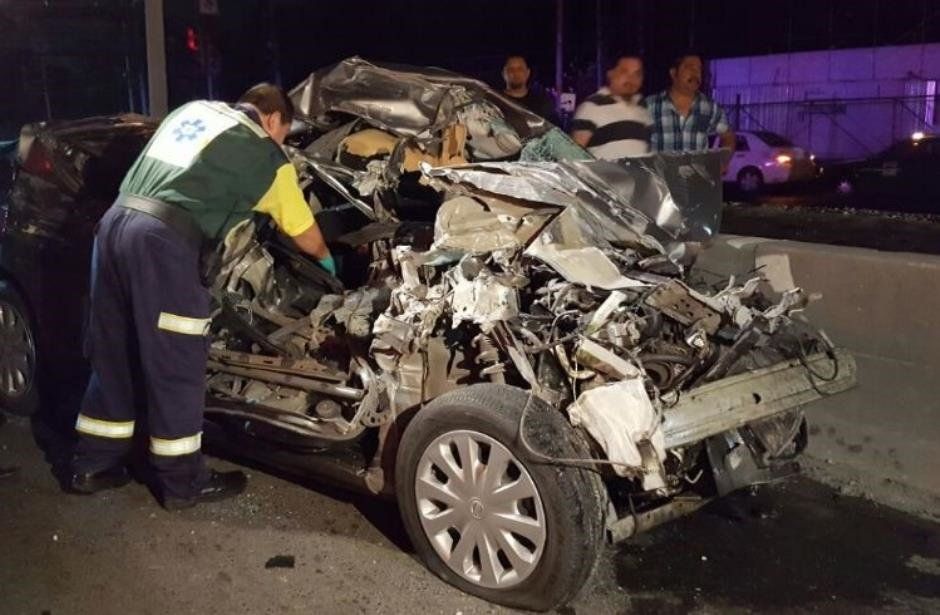 Hombre queda prensado tras chocar contra tráiler en Monterrey