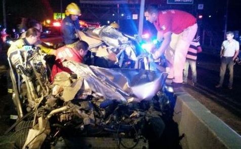 Hombre queda prensado tras chocar contra tráiler en Monterrey - hombre-prensado-monterrey