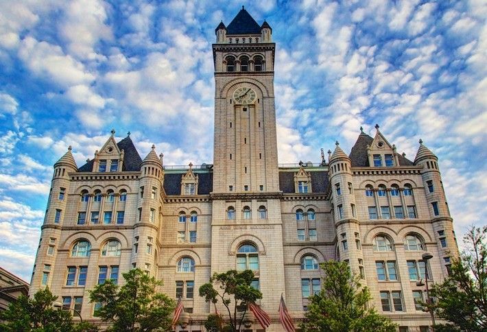 Dañan con graffiti nuevo hotel de Trump en Washington