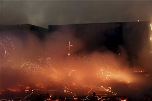 Se incendia campamento “La Jungla”, en Calais