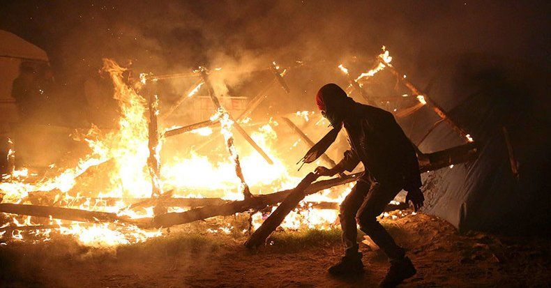 Se incendia campamento "La Jungla", en Calais - incendio-La-Jungla2
