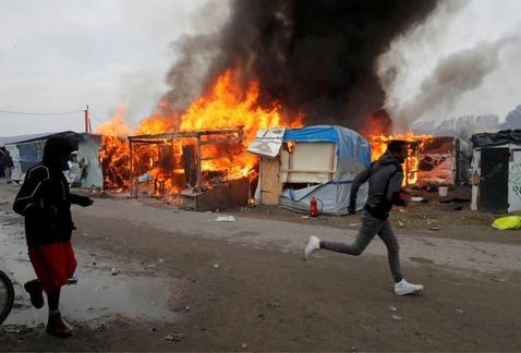 Se incendia campamento "La Jungla", en Calais - incendio-La-Jungla3