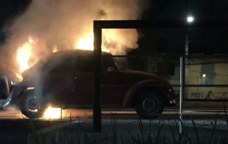 Se incendia vehículo en Río Churubusco