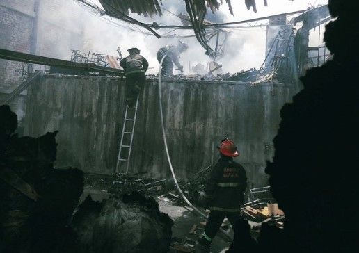 Incendio consume fábrica de pintura en Naucalpan