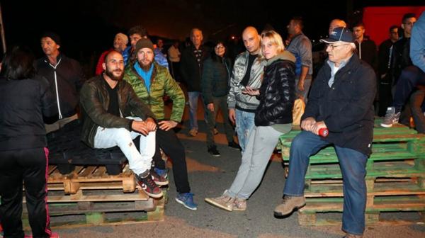 Pueblo italiano rechaza la llegada de refugiados - italia-II