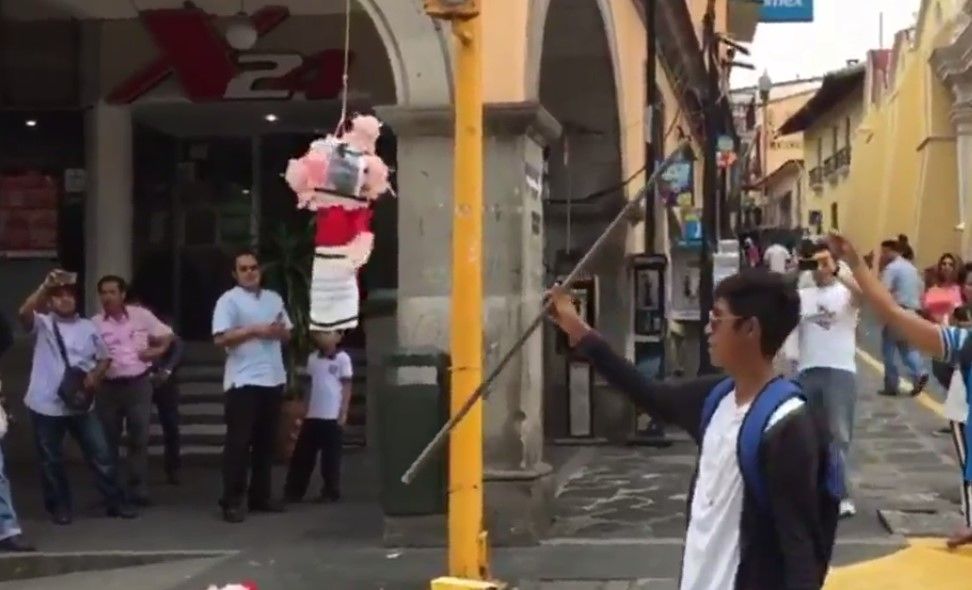 Rompen piñata con cara de Javier Duarte