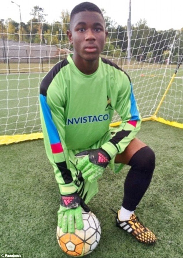 Joven afroamericano despierta de un coma hablando español - joven-afroamericano