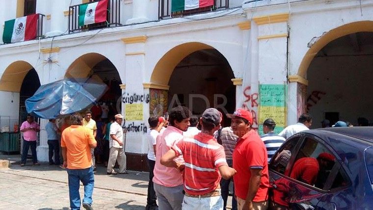 Policías toman Palacio Municipal de Juchitán - juchitan