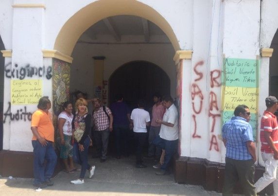 Policías toman Palacio Municipal de Juchitán