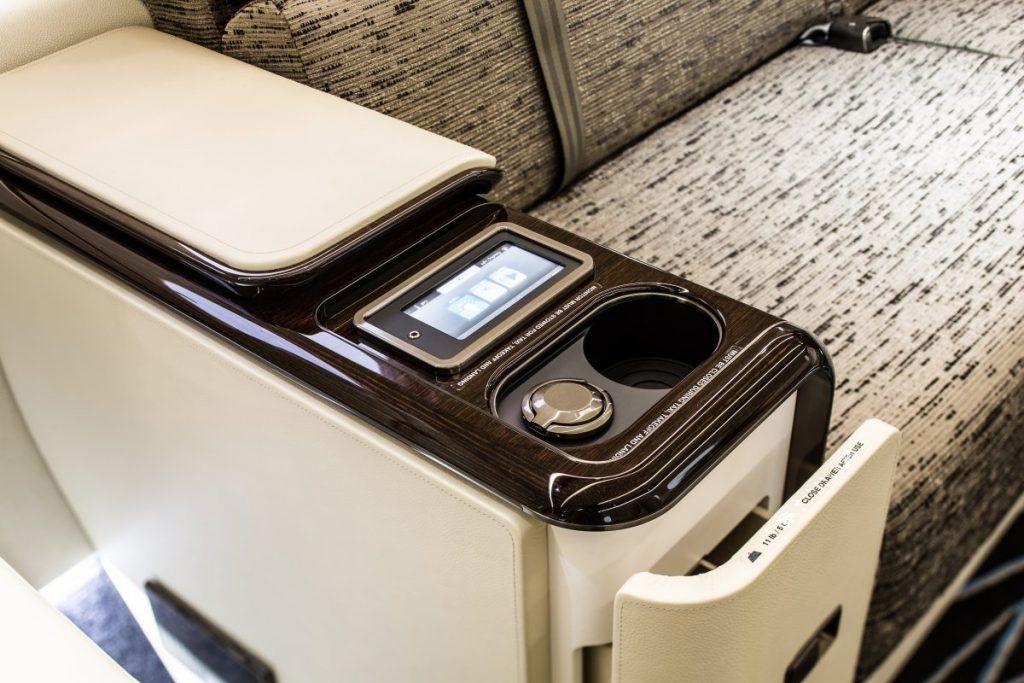 Así es el nuevo jet privado de Jackie Chan - legacy-6-1024x683