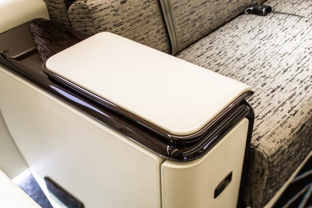 Así es el nuevo jet privado de Jackie Chan - legacy-7-1024x683