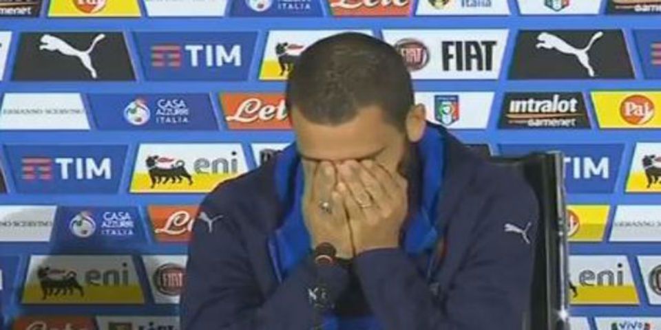 Video: jugador italiano llora por su hijo en conferencia de prensa