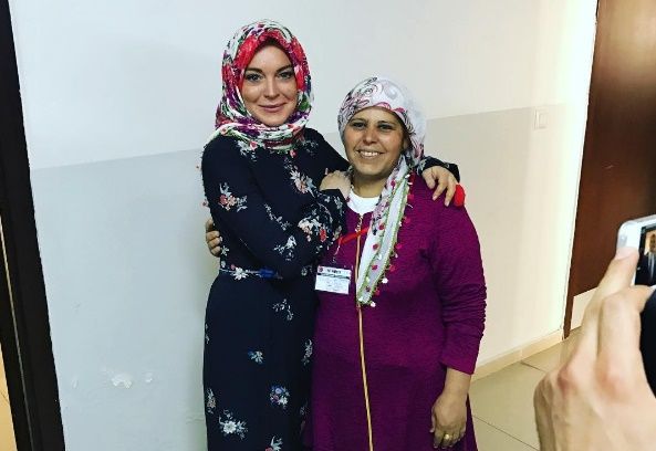 Lindsay Lohan visita campo de refugiados en Turquía - lindsay-Lohan-V-