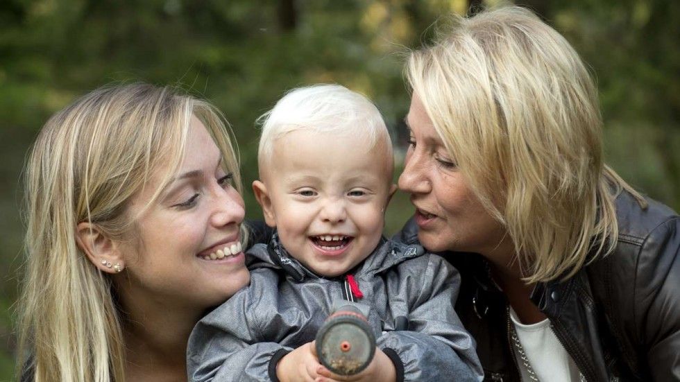 Da a luz luego de recibir el útero de su madre