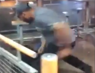 Video: personal de McDonald’s golpea a un cliente