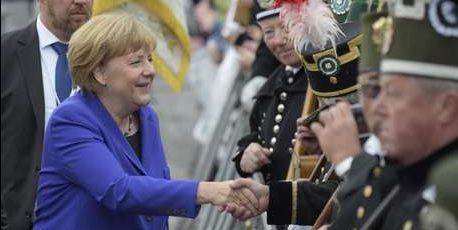 Video: alemanes abuchean a Angela Merkel
