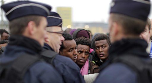 Francia desaloja a 6 mil migrantes en Calais