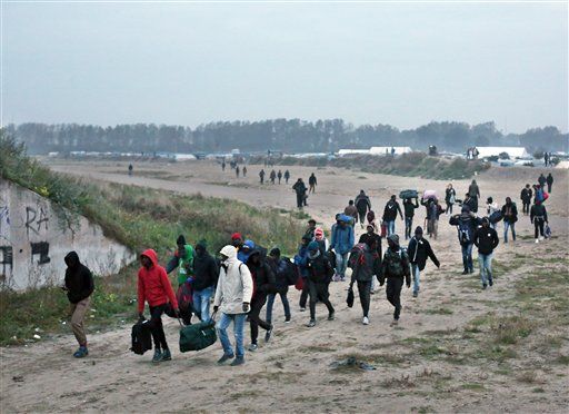 Francia desaloja a 6 mil migrantes en Calais - migrantes-calais