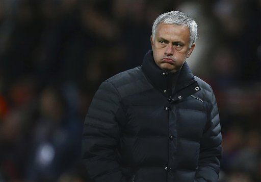 Mourinho recupera la sonrisa con el trunfo del United 1-0 al City de Guardiola - mourinho-2