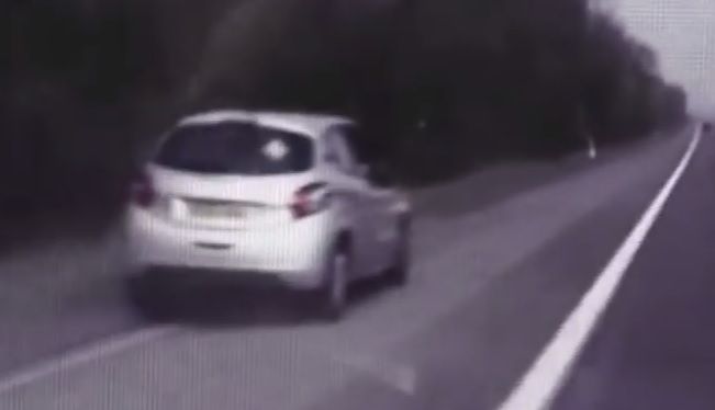 Video: policía detiene auto con mujer inconsciente en Inglaterra